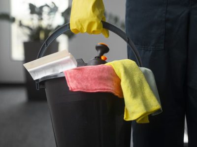 vista-frontal-hombre-limpiando-en-el-interior-2